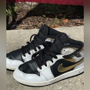 Air Jordan‎ 1 Mid (GS) Black / White / Gold – Size 3Y